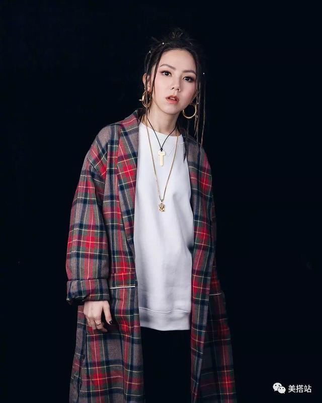 邓紫棋真够猛的!穿短的裙子上台就不怕走光?网友:画面不堪入目!