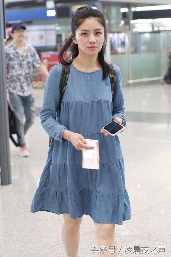 胡可素颜出镜，脸部松垮皱纹明显！网友：42岁普通人就是这模样