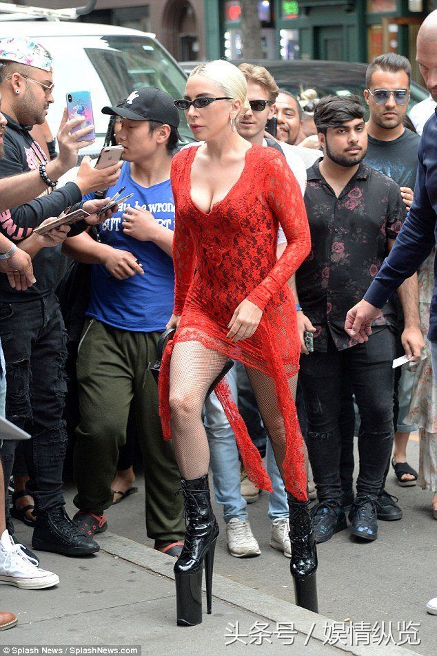 身着红色透视装，脚踏18cm高跟鞋的Lady Gaga女王范十足