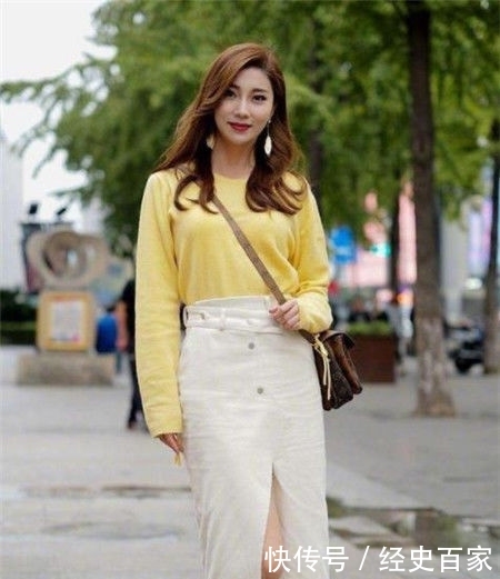 时髦:街拍:时尚时髦的长发美女,黑色上衣搭配牛仔短裤,简单又时尚