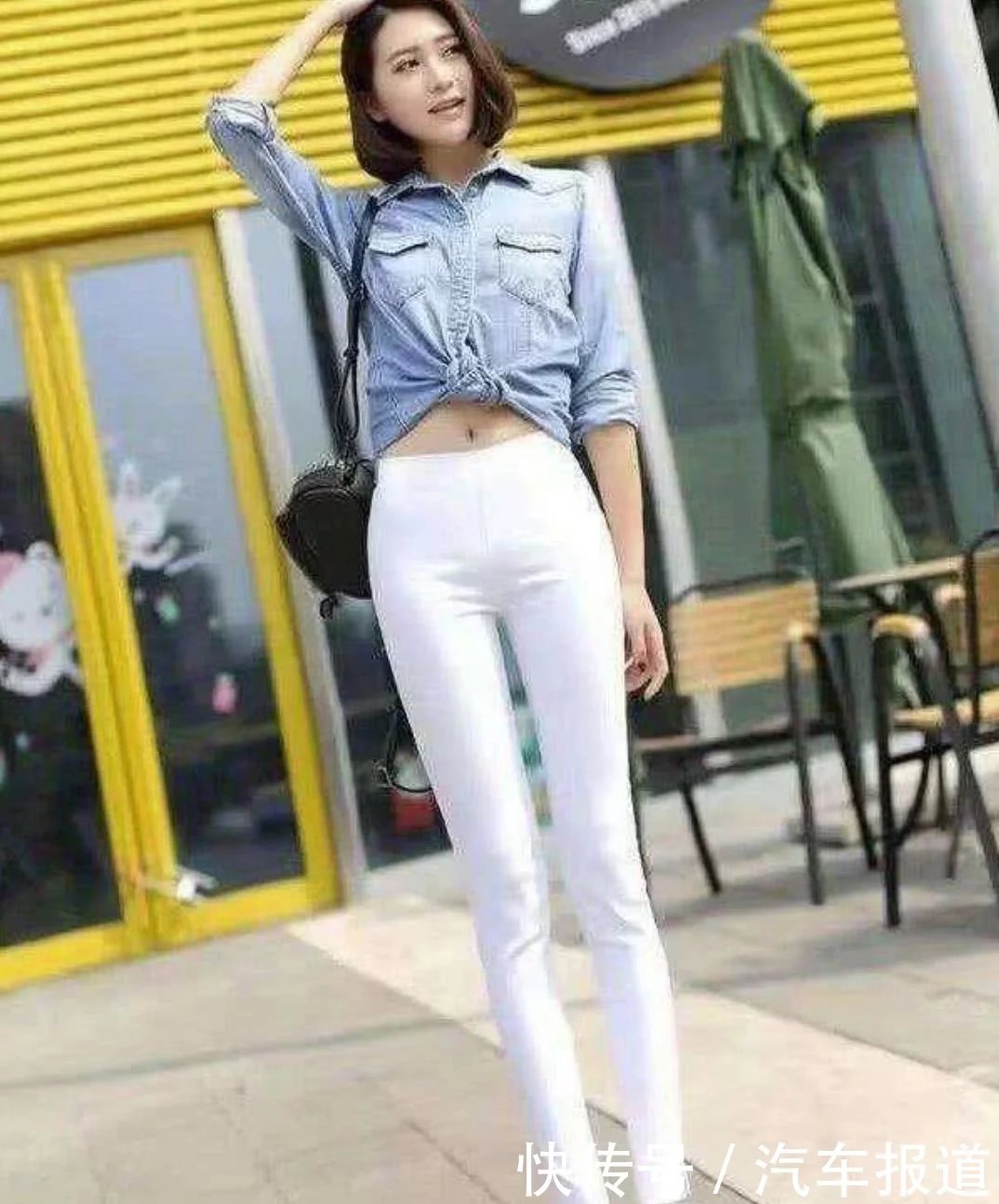 牛仔裤美女，抬头的一瞬间，显得美丽又自信！