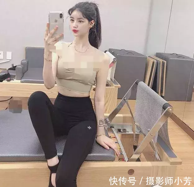 街拍：身材丰满的打底裤小姐姐，身材曼妙，非常的有活力！