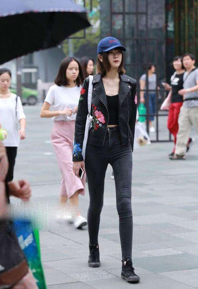 时尚紧身裤给人亲近无压力的暖女形象，自带一种优雅的女人气质