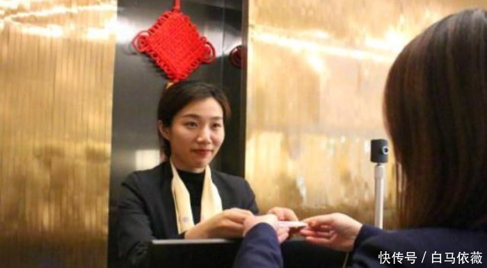 住酒店时，如果在床上看到这些东西，最好和前台申请退房