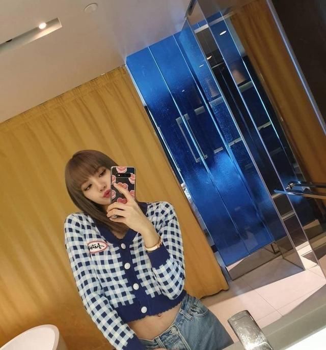  『扣起来』比渣女裙还要撩！Jennie狂穿的“渣女外套”