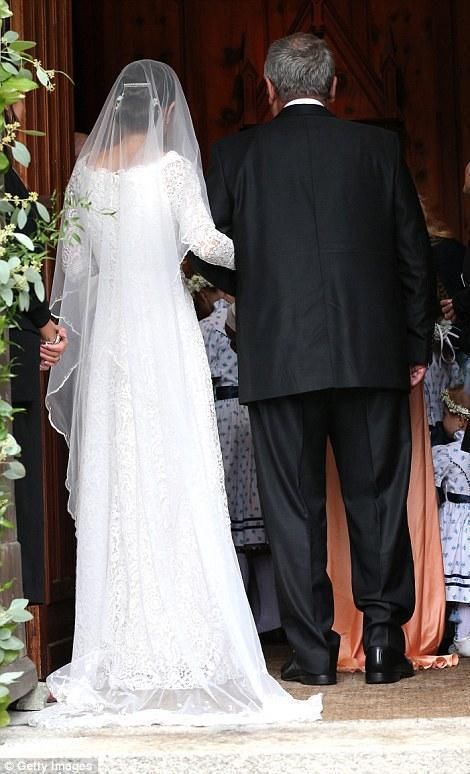 德国王子浪漫婚礼，王室名流齐聚，新娘一字肩婚纱太美，堪比梅根