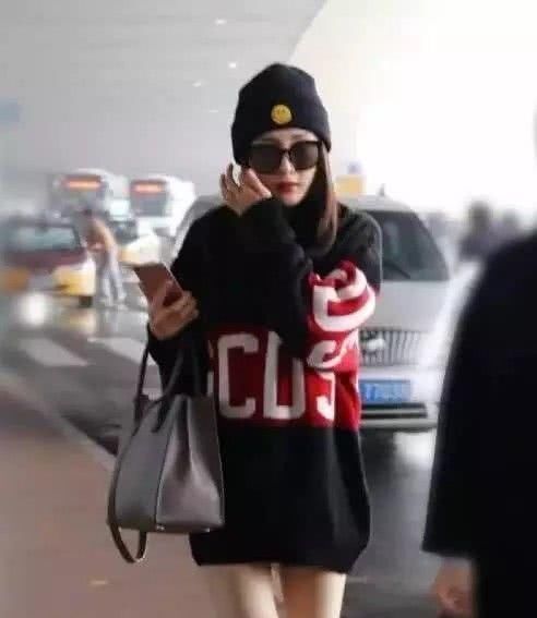 久违的机场秀，杨幂打扮时尚化身少女幂!