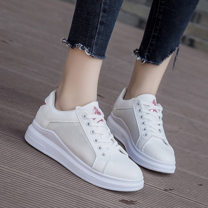 怪不得老婆不穿高跟鞋,刚上新的“小白鞋”,简约舒适忒洋气