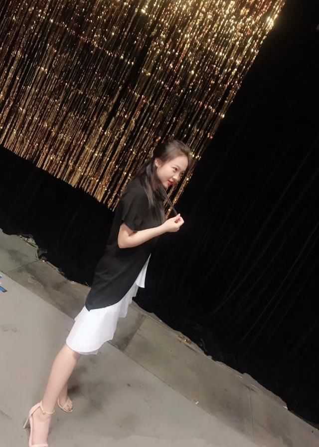 林妙可被室友坑了，合影站后面，脸还那么圆？