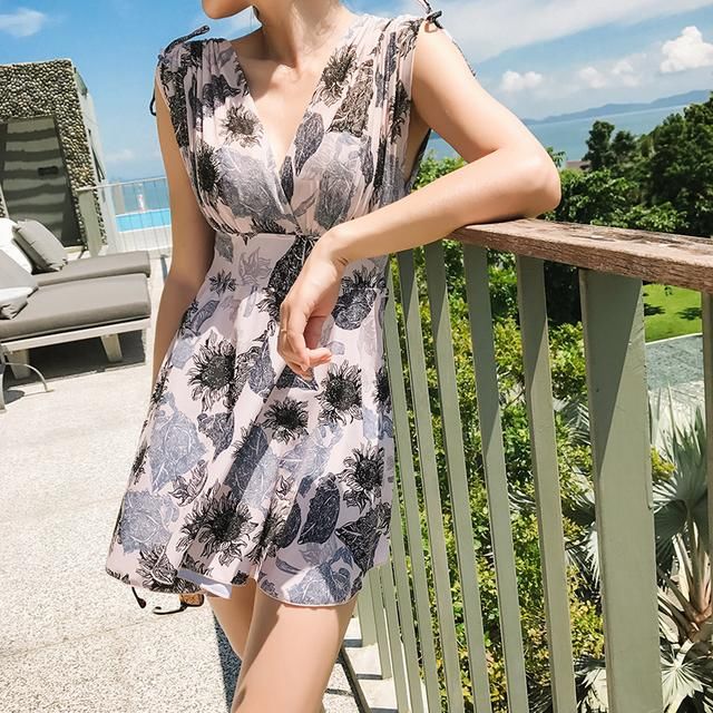 海边游泳,当然要选一个款适合自己的泳衣,轻松秀出好身材