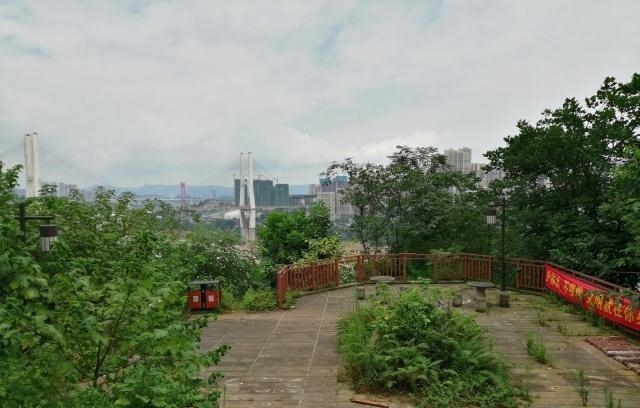 重庆主城这座公园开放1年便荒废，内有著名古塔曾是重庆航标
