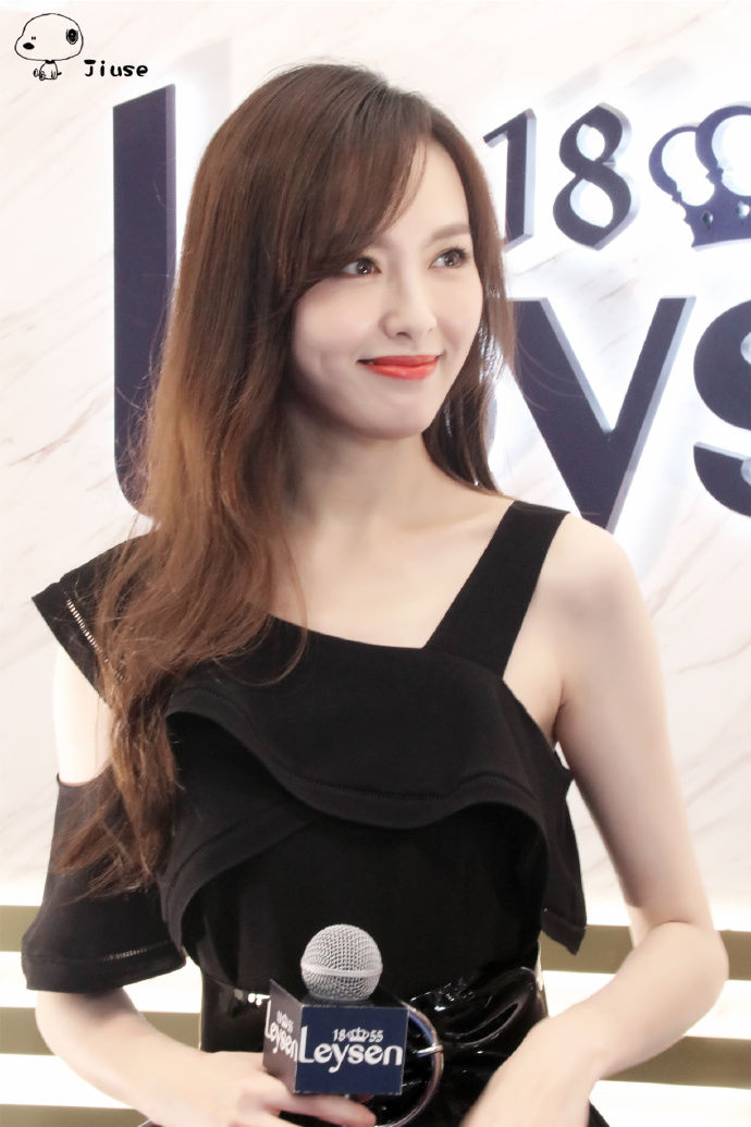 唐嫣穿黑色礼服亮相代言活动皮肤白嫩气质优雅，笑起来真的太甜了