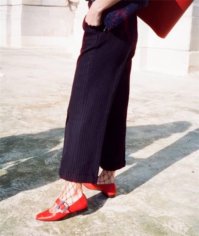  『过时』小白鞋过时了！今年流行的“玛丽珍鞋”，搭裙子，优雅时髦美上天
