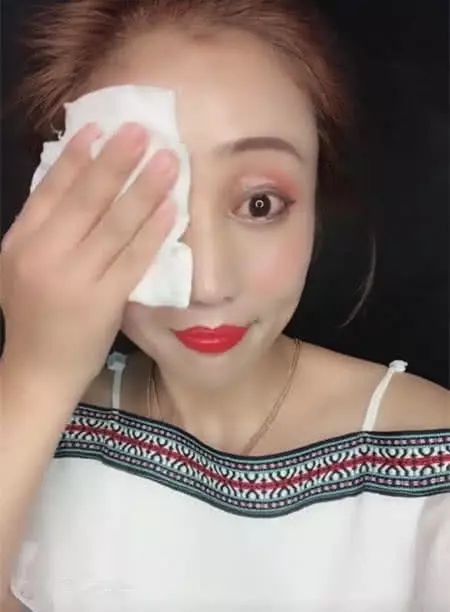 化妆术的神奇，新进门的媳妇卸妆却吓坏婆婆:面前这是谁?