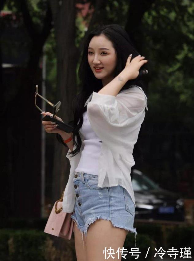 笑嫣然■搭配优雅的吊带裙,彰显时尚清爽优雅,街拍:语笑嫣然的小姐姐