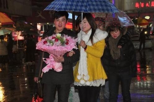 印度姐妹来中国旅游，街上看到这一景象，直言：还得回国一趟！