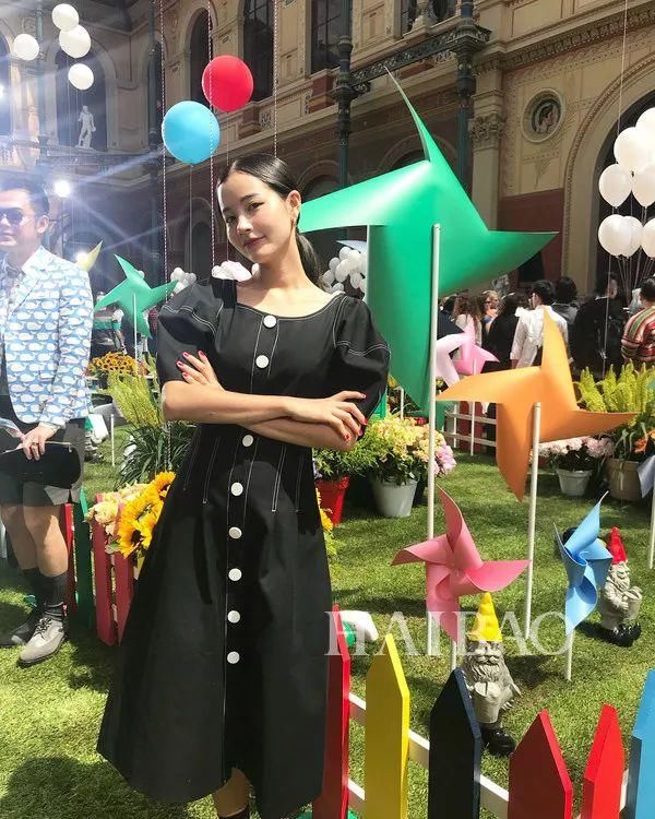 羡慕|靠“虐狗”合照火爆INS，这对韩国小夫妻也太甜了?