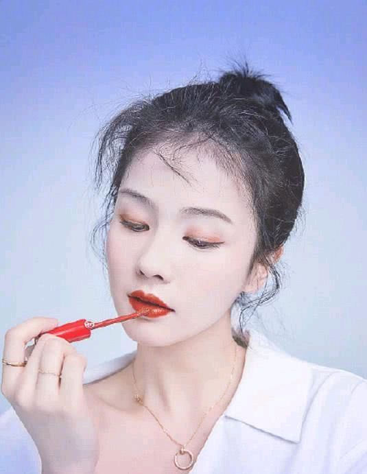  [上唇]Aristotle Tchaikovsky用同样的口红说话。如果你看到上唇的效果，没有对比就没有坏处