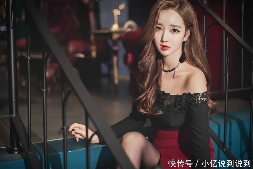  性感：性感黑丝深红色短裙与蕾丝上衣，好的身材需要这样去衬托，雍容华贵