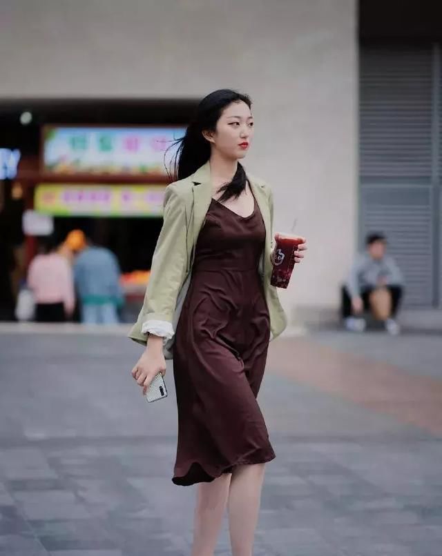 #优雅#美女穿银色的高跟鞋,凸显出高贵与知性的气息