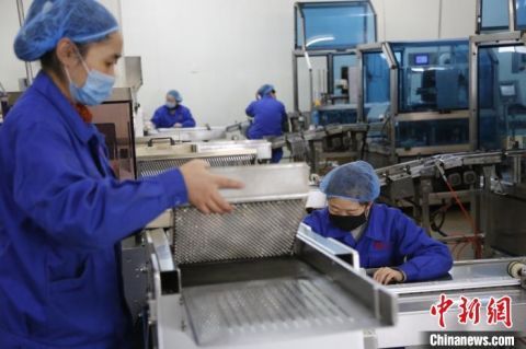  #生产车间内#山西太原药企复工急产“抗疫用药” 开足马力保供应