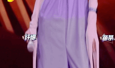 『 凹凸感』这身材像26岁少女,46岁牛莉身材太有“料”!穿薄纱裙难掩凹凸感