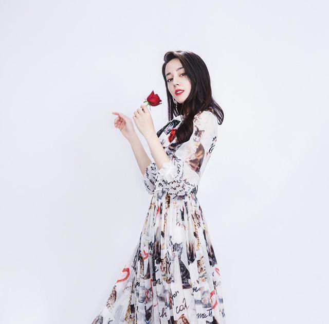 一条印花裙撞衫三人，迪丽热巴完胜，印花裙女神非她莫属!