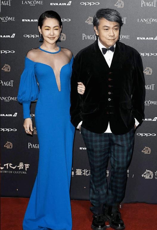 「下半身」小S真敢穿,扎发丸子头搭配吊带连衣裙性感又洋气,凸显出高级感