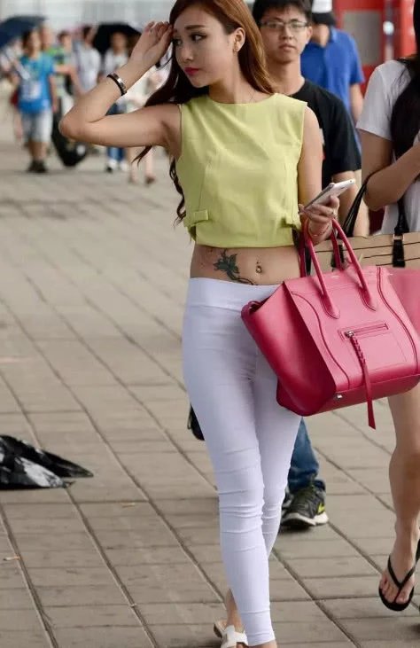 社会小姐姐性感漏脐装大显好身材，肚脐边上的纹身看呆了路人