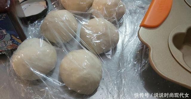  『发酵』小朋友非常喜欢的小餐包，蓝莓果酱夹心小餐包，简单易作酸甜可口