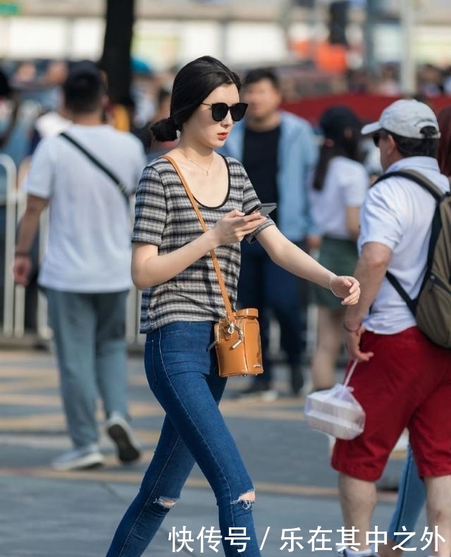  『气质』街拍：美女搭配吊带衫和紧身牛仔裤，气质显得优雅娇媚！