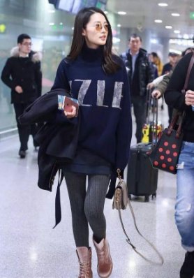 李沁的打底裤,给路人造成了视觉污染,网友:白给都不穿!