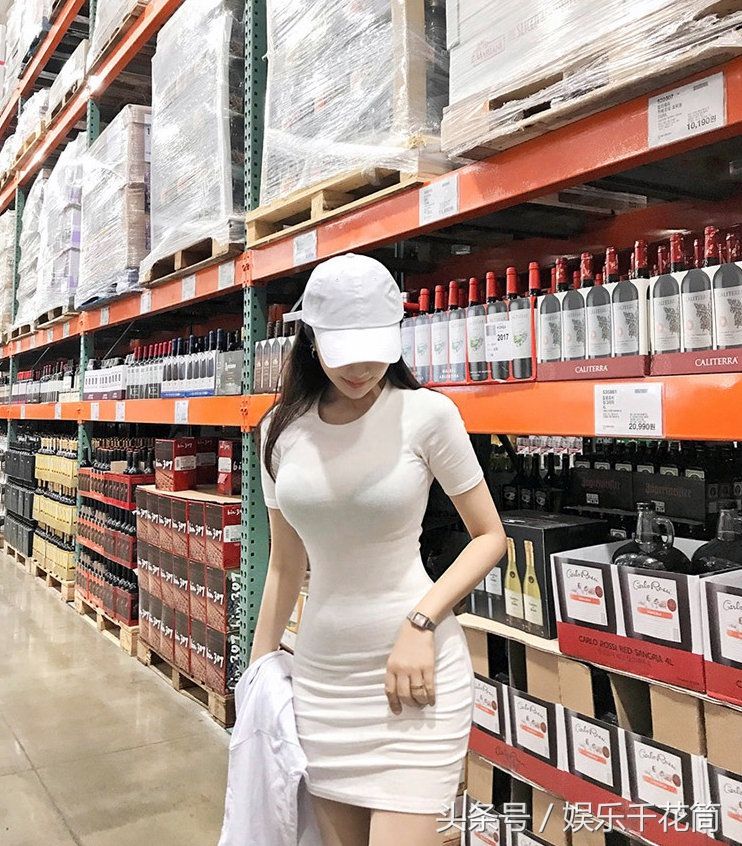 韩模特穿白色连衣裙现身超市购物，曼妙身材大秀美曲线