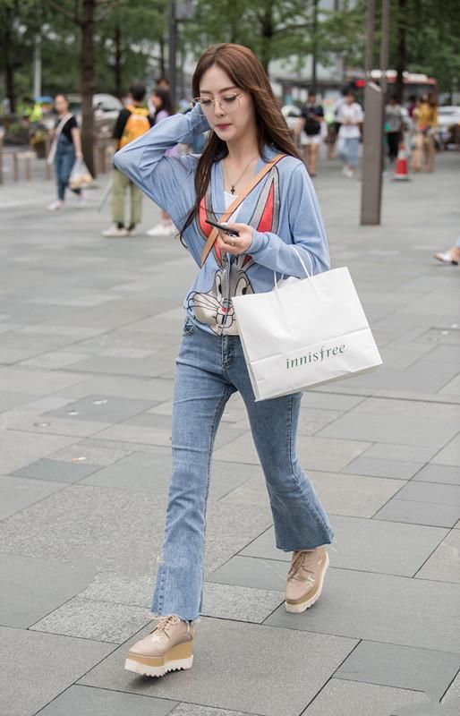 街拍 一字肩紧身连衣裙凸的地方明显 让美女的腿部看起来更加修长