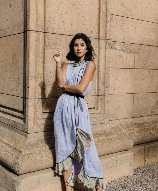 今年最流行的连衣裙穿法，就是加条腰带?