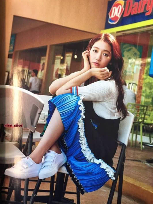 谢娜撞衫韩星朴信惠，却直接被甩了一条街，网友:大妈了还装嫩!