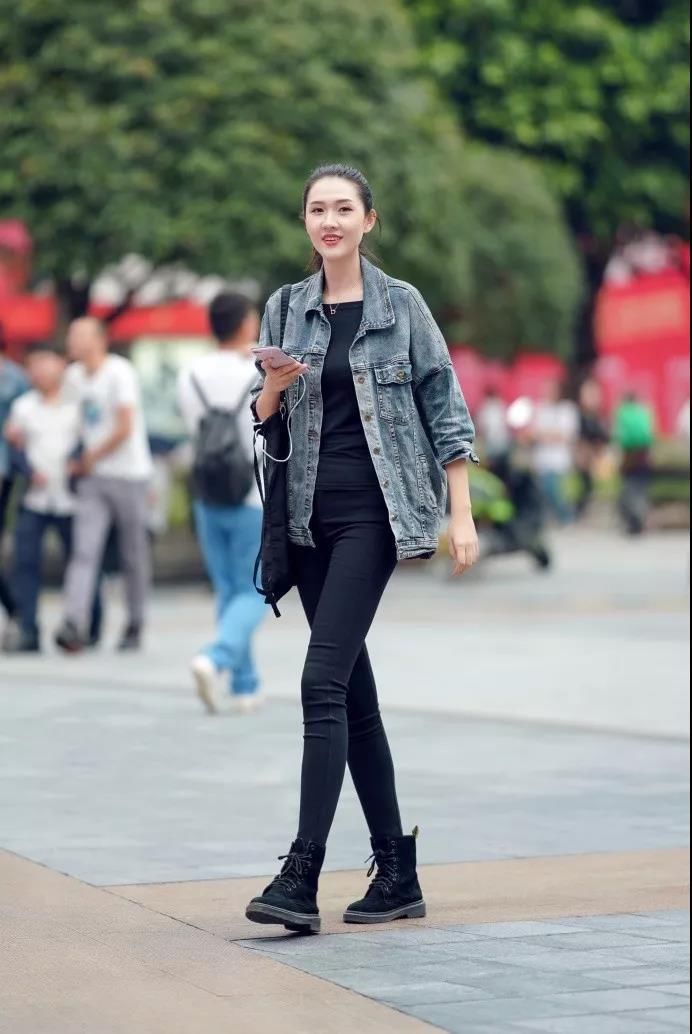 街拍：修长的身材，让美女显得如此的亭亭玉立，婀娜多姿！