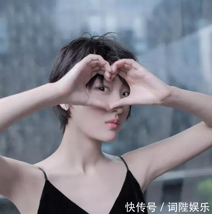 周冬雨身穿一件吊带连衣裙出席某活动，粉丝终于穿对了一条裙裙