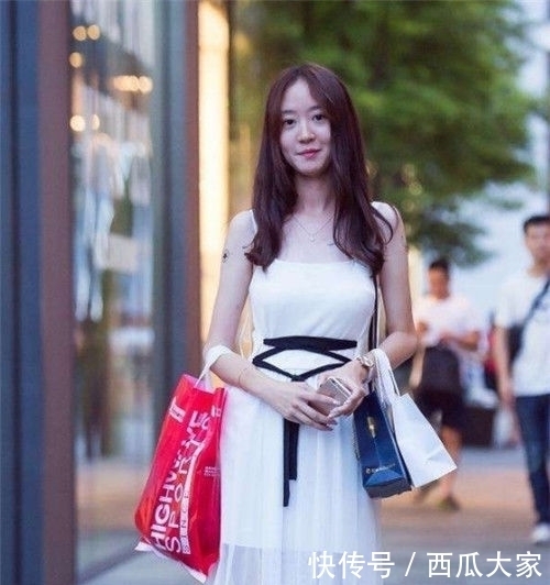#身穿#街拍高颜值的小美女,身穿黑色蕾丝,实在甜美