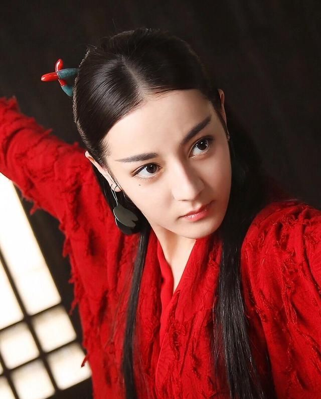 静谧：杨紫古装静谧淡雅，迪丽热巴古装活泼俏皮，你更喜欢谁？