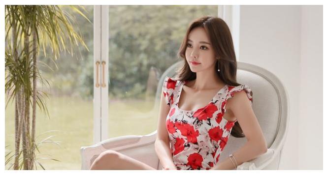 紧身裙凸显小姐姐完美曲线，温婉知性气质优雅！