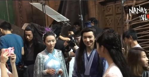  『真实』欧阳娜娜王源杀青离别，当她抱别人时，谁注意王源眼神，太真实了
