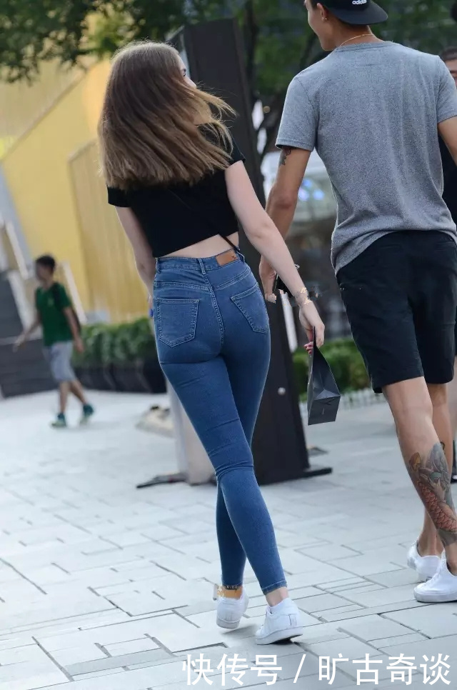 一组紧身牛仔裤美女,夏天穿紧身牛仔裤是一种