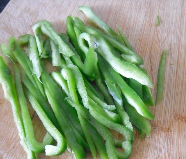『烹制』青椒炒豆芽,豆芽可以单独烹制,加绿色的青椒,主要是搭配色泽