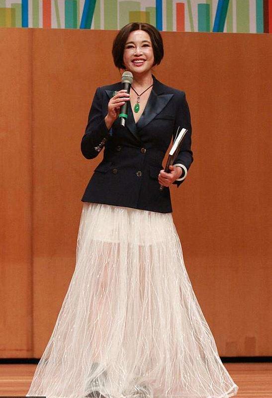 刘晓庆不服老！63穿23衣服，网友：奶奶别装了，脸都成石膏了