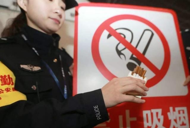 中国高铁禁止吸烟，但日本却高铁却允许吸烟，还配备专门的吸烟室