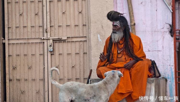 印度“苦行僧”让美女相伴左右，游客却对他们避而远之，好福气？
