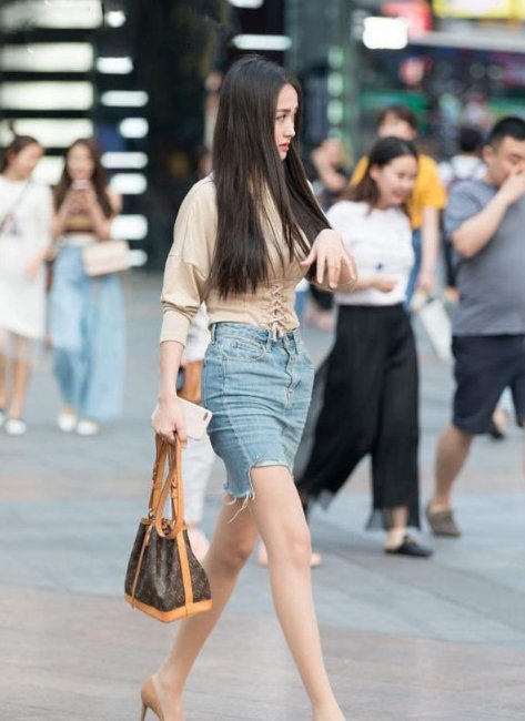 街拍:有图2美女员工,老板肯定爱上班,给图三500,不能再多了