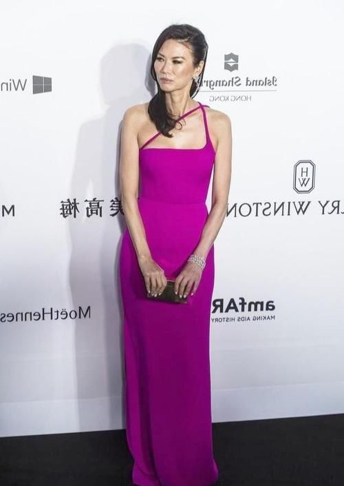  『蓝色』路人街拍，小姐姐素雅的印花裙搭配蓝色开衫，凸显气质魅力