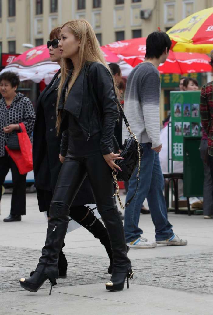 街拍: 皮衣皮裤金发酷女郎, 火辣身材透过皮裤, 展示得淋漓尽致